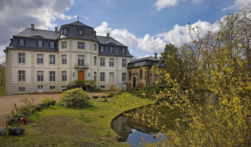 Herbstliche Frontansicht von Schloss Türnich in Kerpen NRW