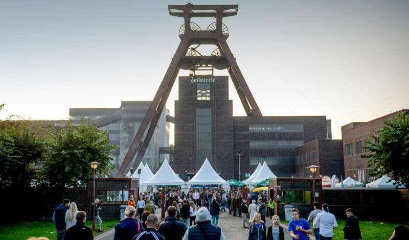 Menschen strömen zum Zechenfest der Zeche Zollverein