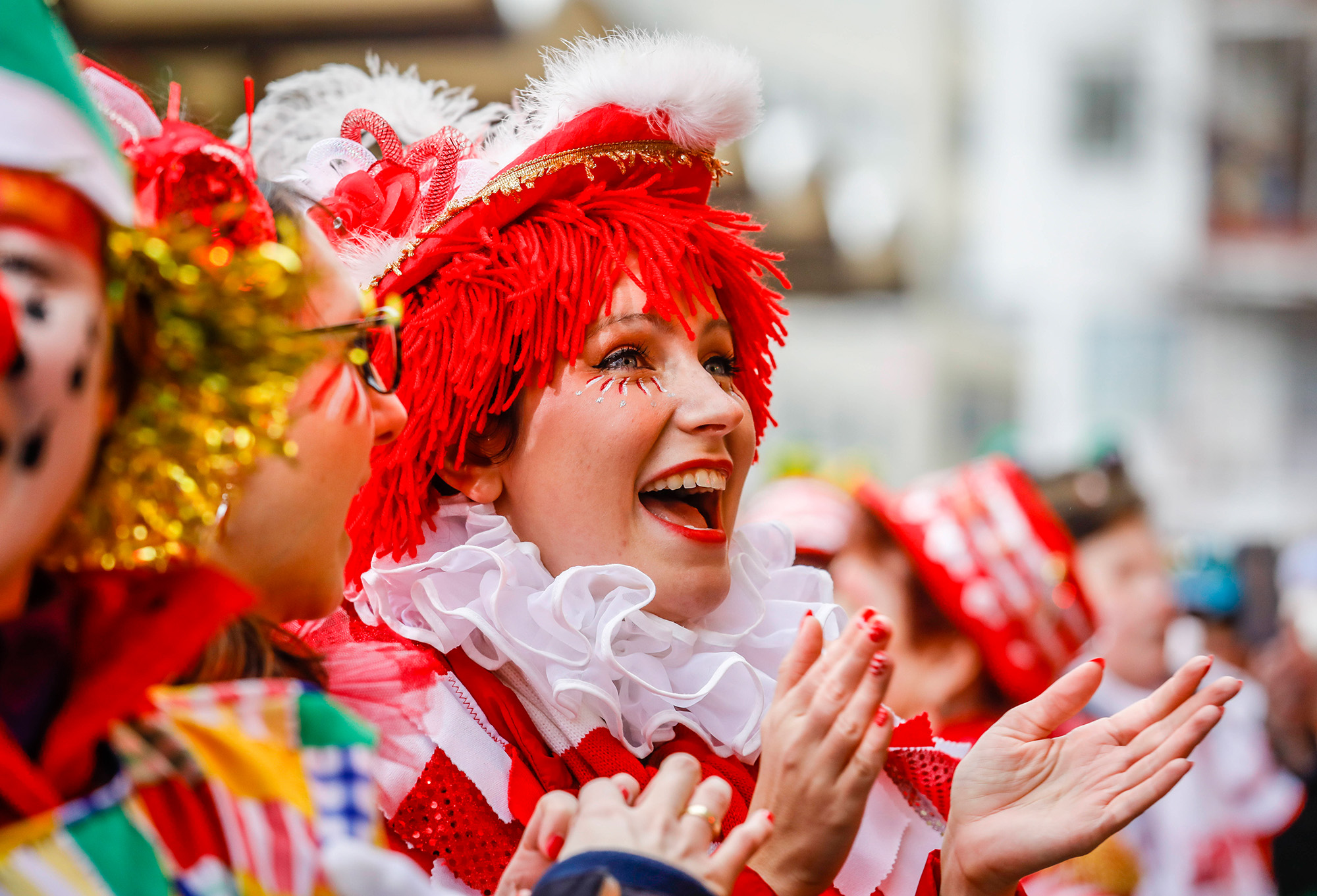 Das Foto zeigt einen verkleidete Frau im Kölner Straßenkarneval