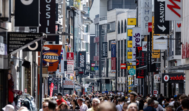 Das Foto zeigt die stark besuchte Hohe Straße in der Innenstadt von Köln.