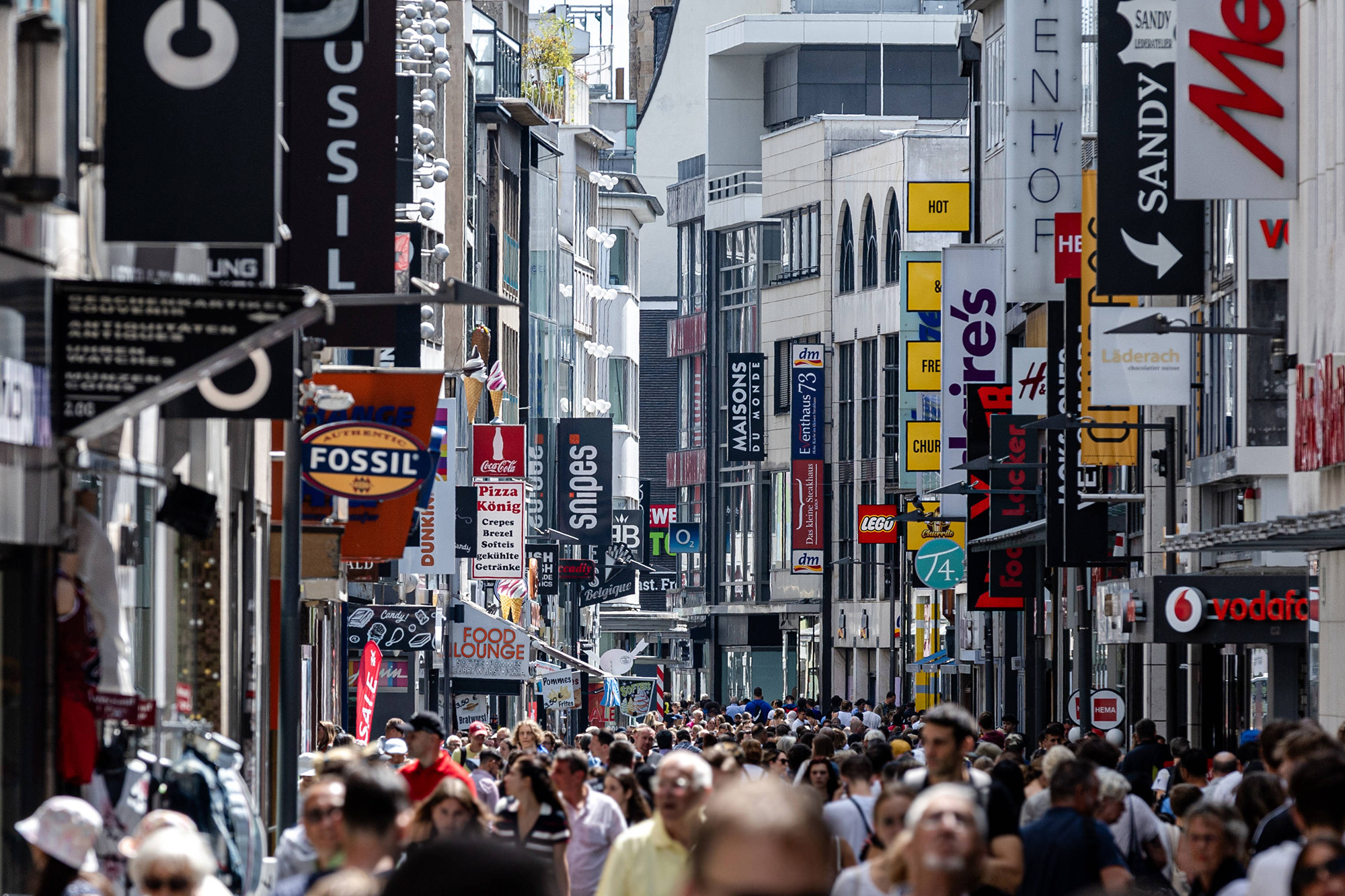 Das Foto zeigt die stark besuchte Hohe Straße in der Innenstadt von Köln.