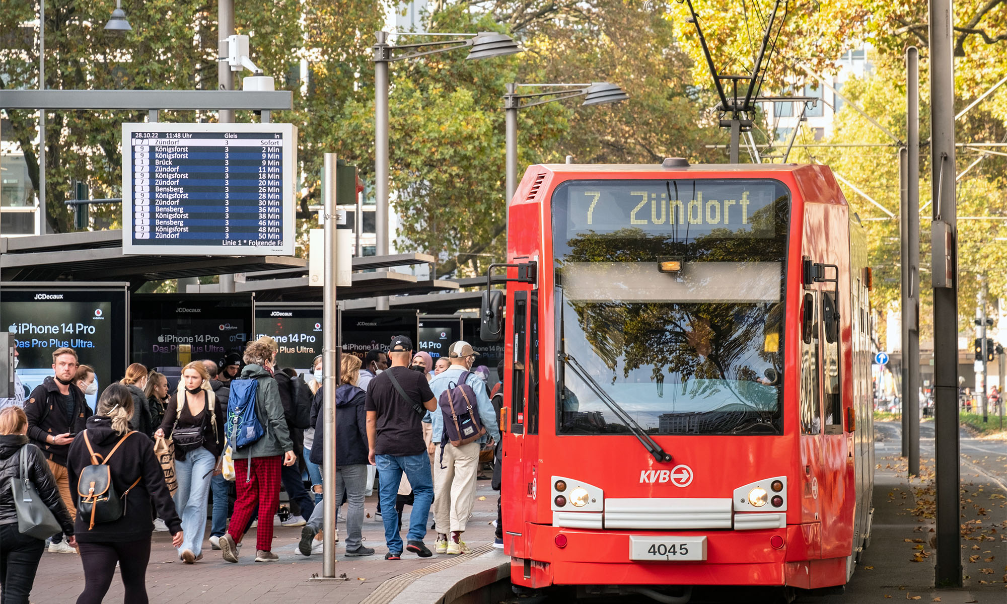 Fahrgäste betreten eine KVB-Stadtbahn der Linie 7, die an einer Haltestelle steht.