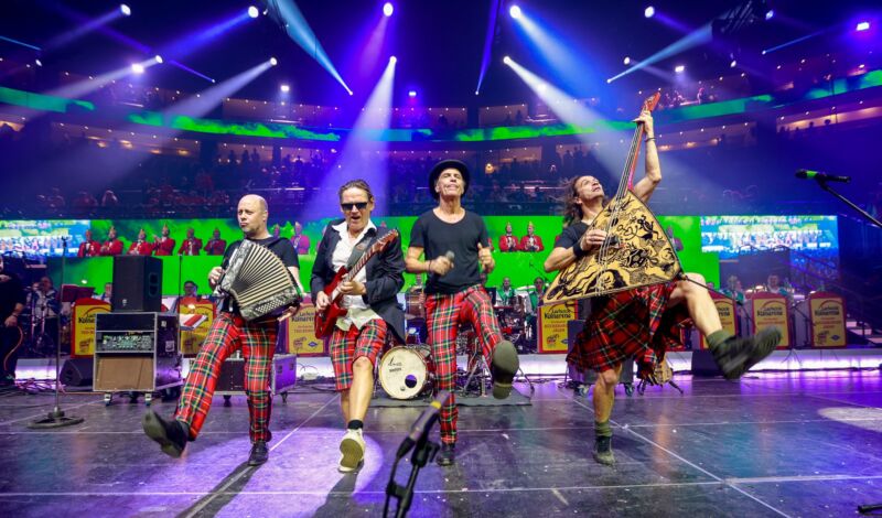 Die Band Brings spielt bei der Lachenden Kölnarena