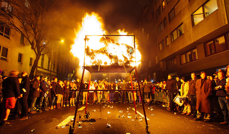 Das Foto zeigt Jecken, die in Köln den Nubbel verbrennen.