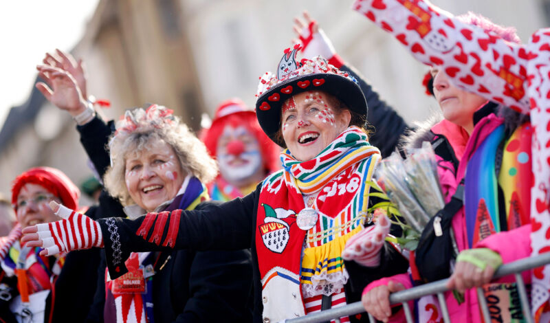 Jecken und kostümierte Menschen auf dem Rosenmontagszug in Köln.