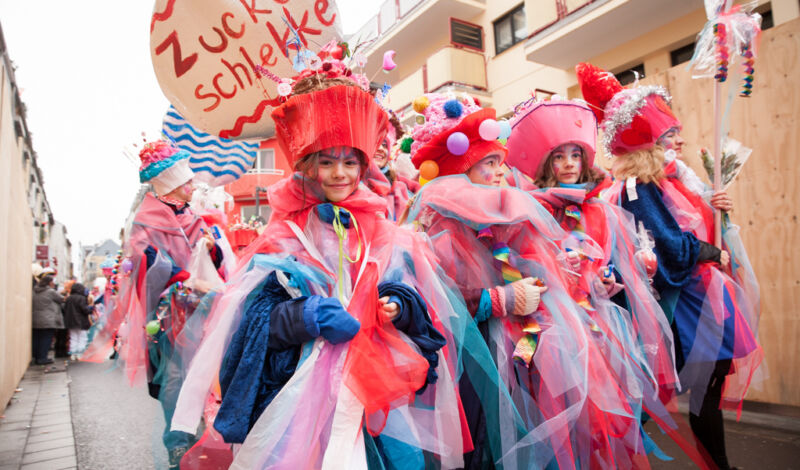 Kostümierte Kinder bei den Schull- und Veedelszöch in Köln