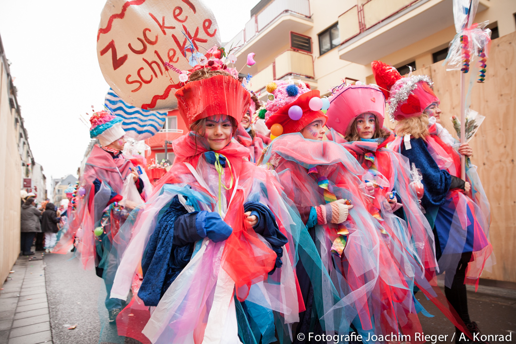 Kostümierte Kinder bei den Schull- und Veedelszöch in Köln
