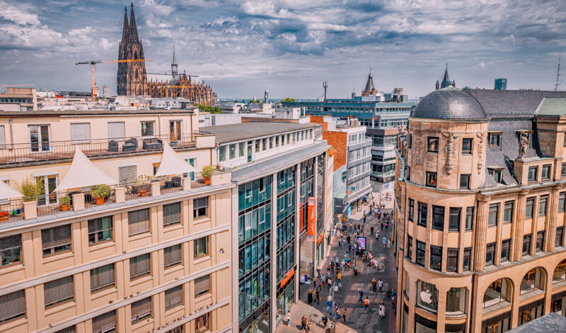 Die Einkaufsstraße Schildergasse mit Apple-Store in Köln.