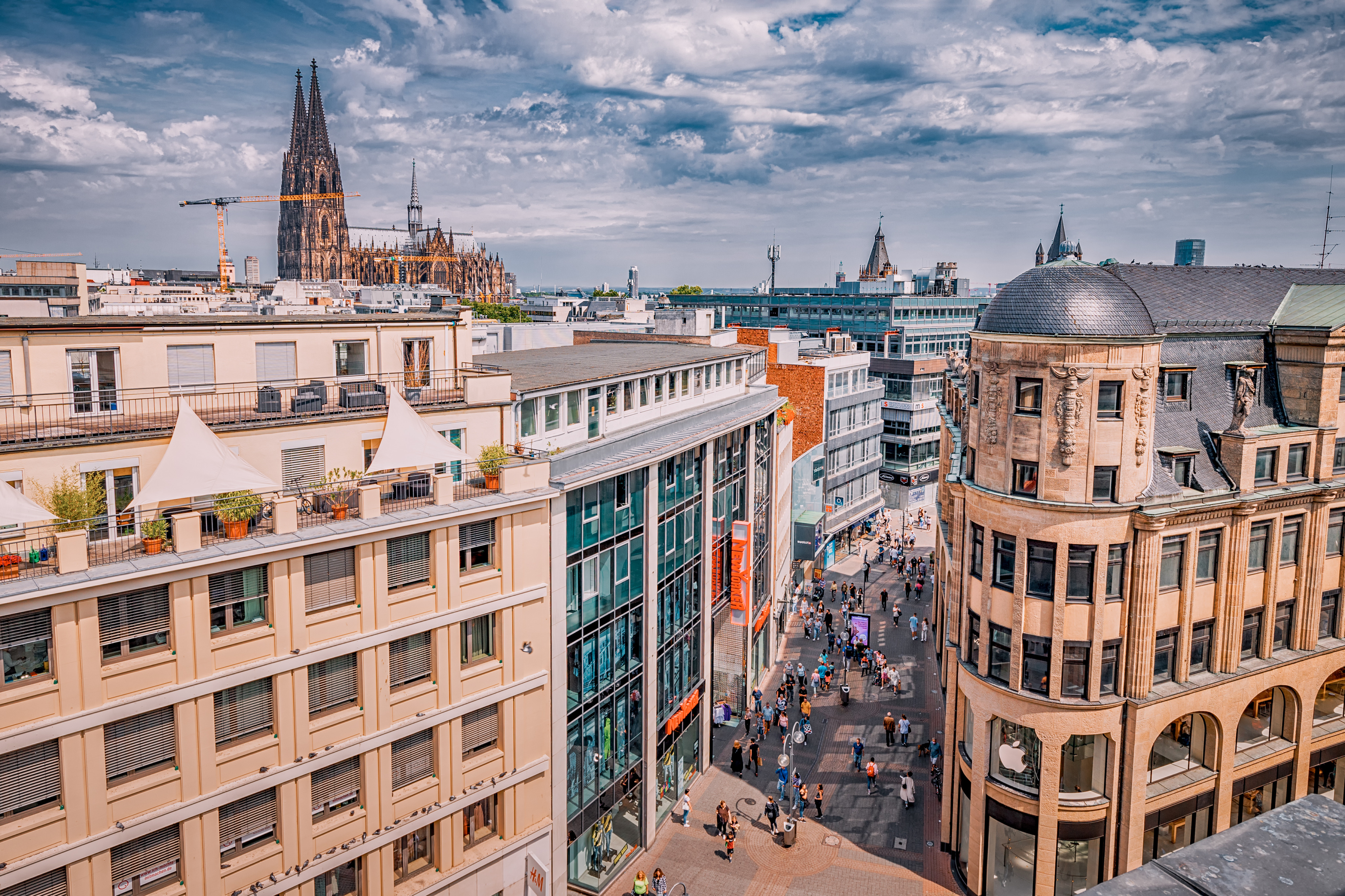Die Einkaufsstraße Schildergasse mit Apple-Store in Köln.