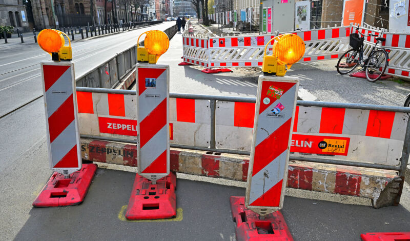 Warnbaken weisen auf eine Straßensperrung hin.