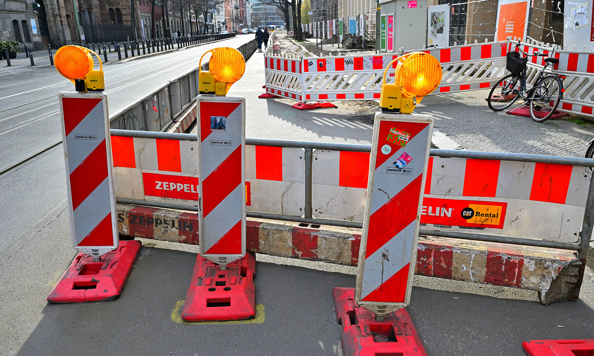 Warnbaken weisen auf eine Straßensperrung hin.