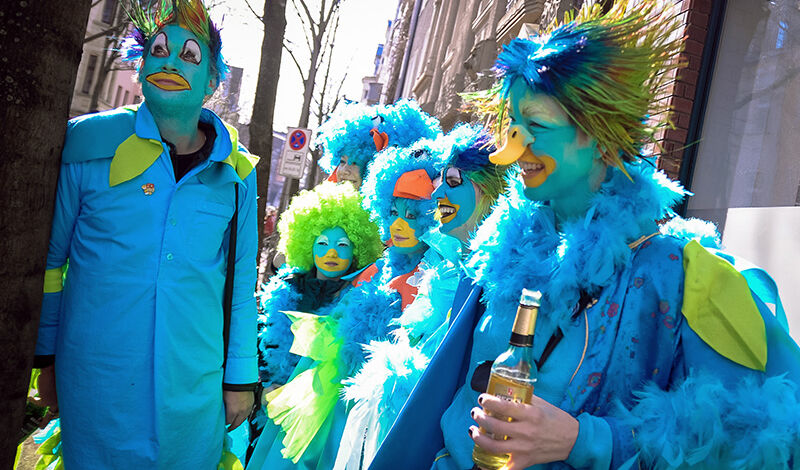 Karnevalisten kostümiert als blaue Vögel