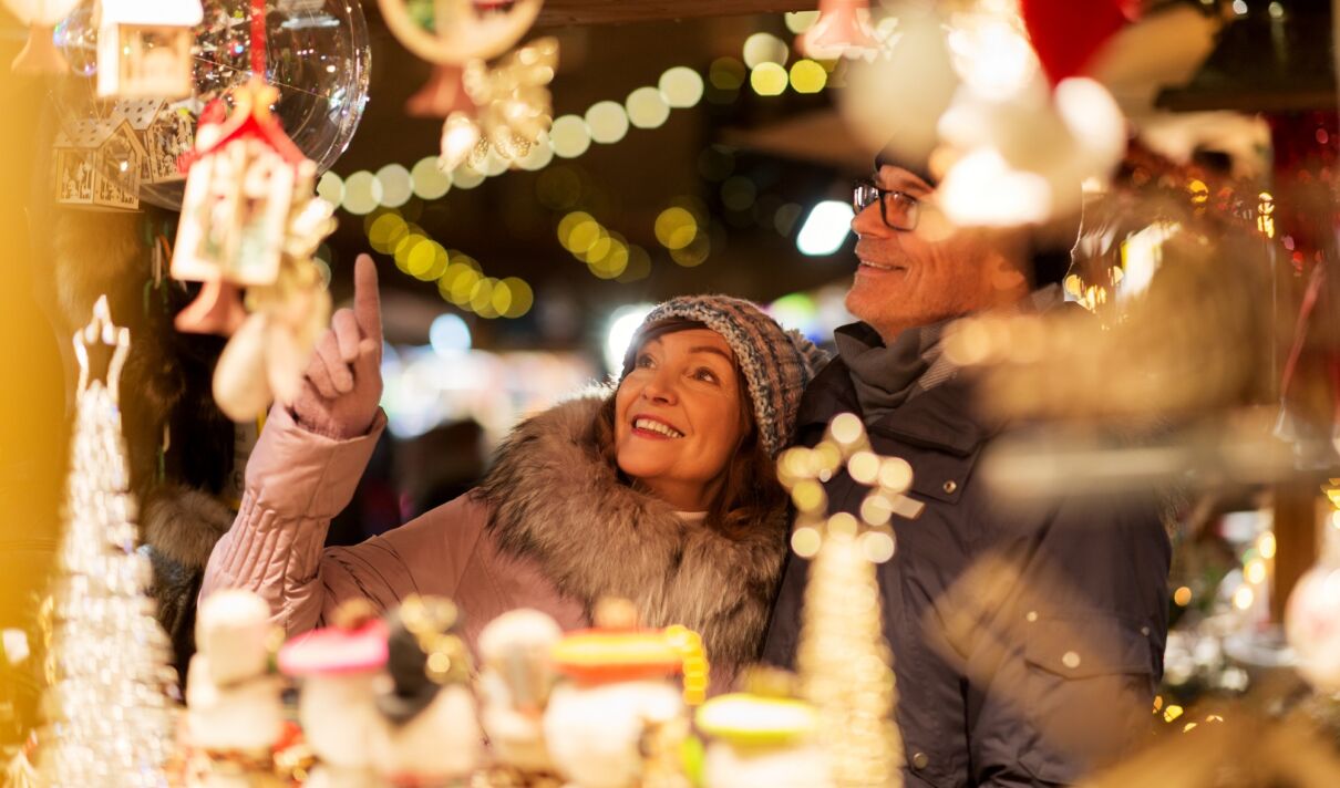 Älteres Paar am Weihnachtsmarktstand