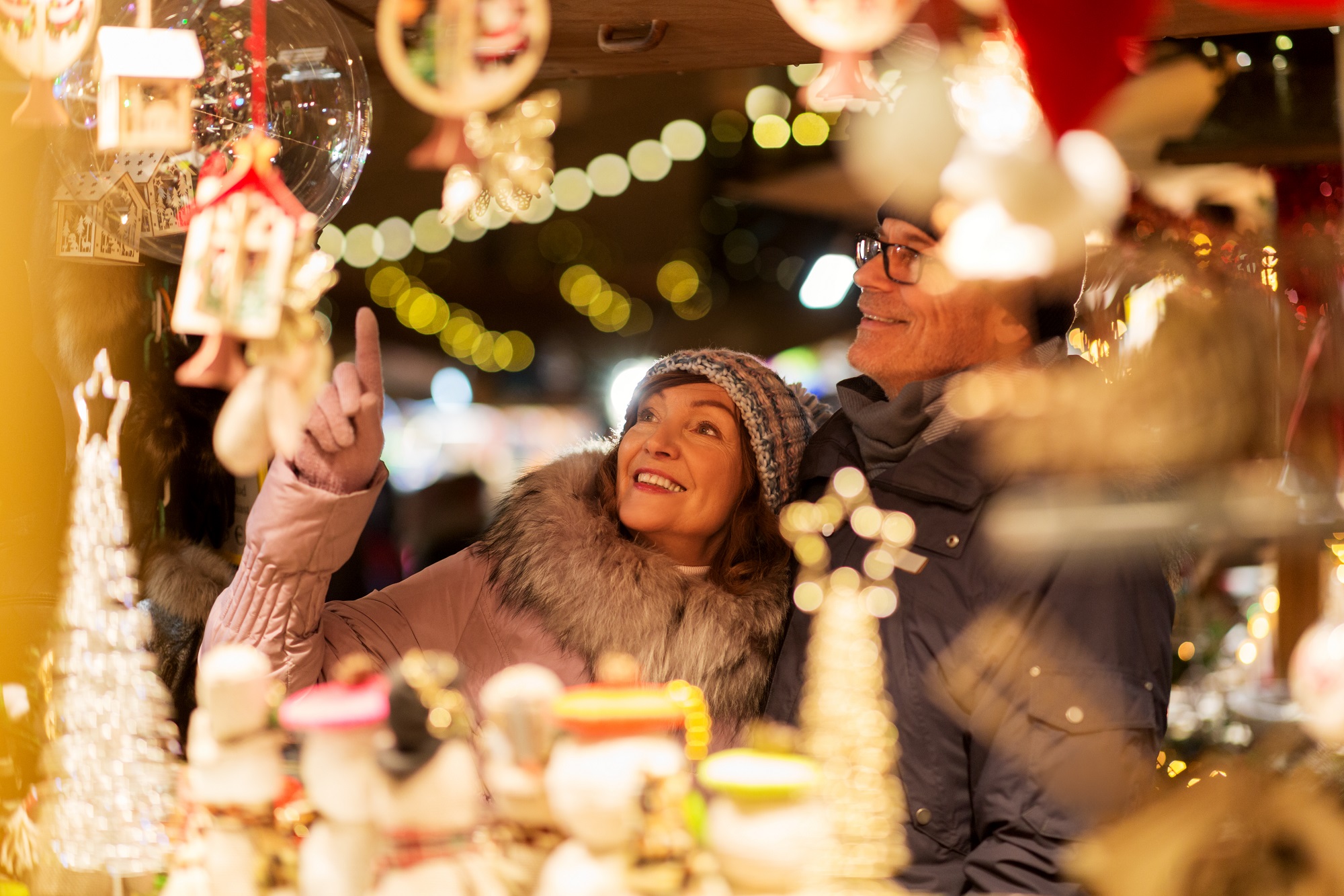 Älteres Paar am Weihnachtsmarktstand
