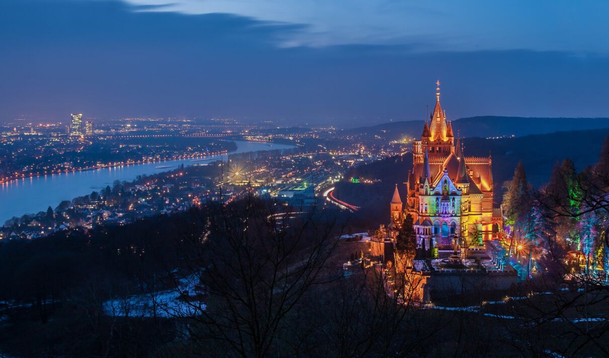 Beleuchtetes Schloss Drachenburg am Rhein