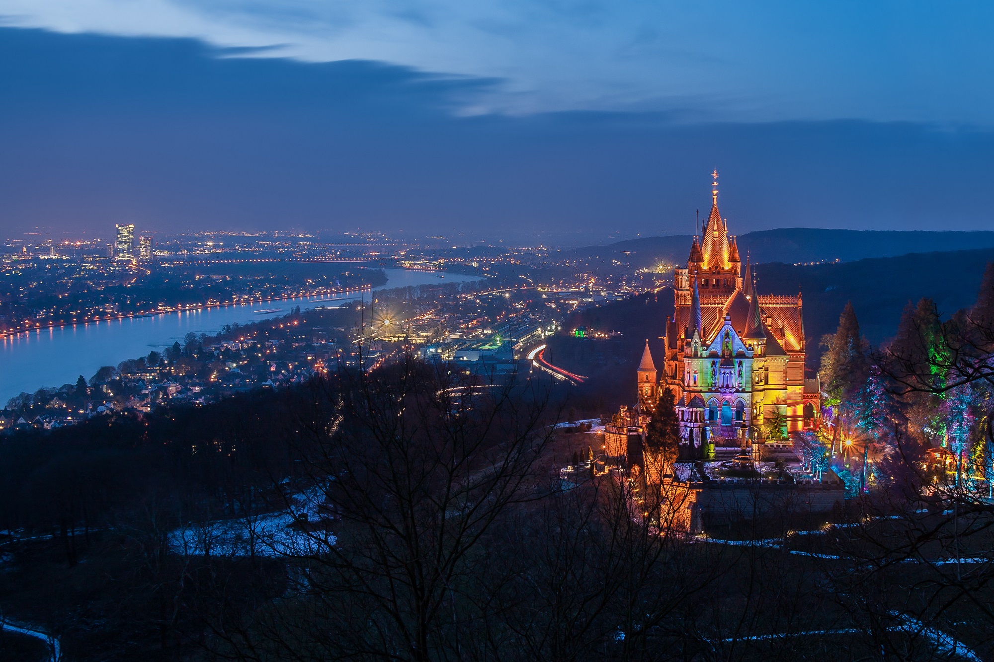 Beleuchtetes Schloss Drachenburg am Rhein
