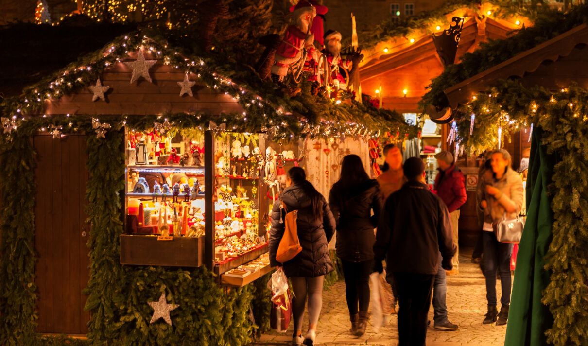 Weihnachtliche Hütten und Verkaufsstände