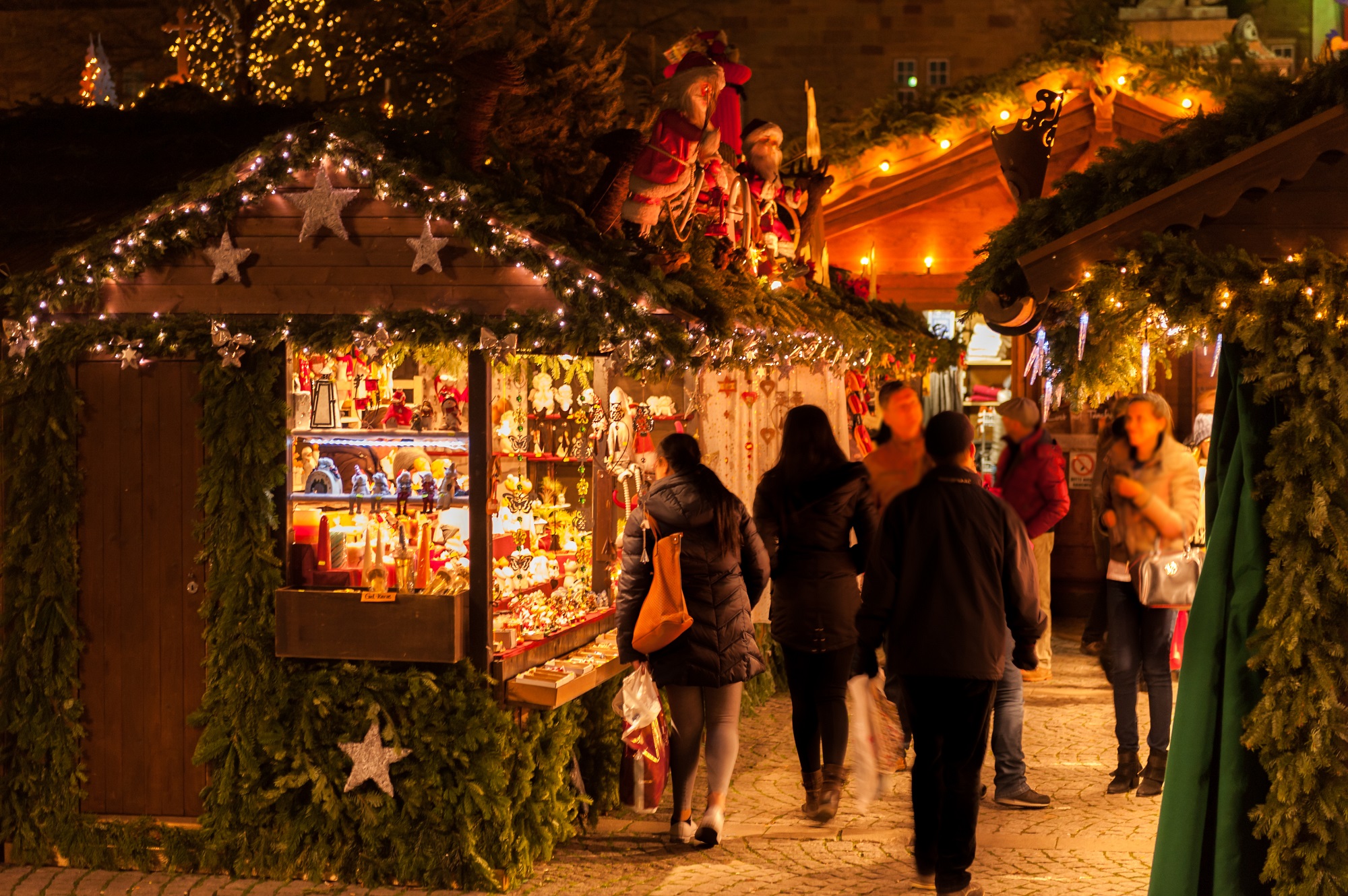 Weihnachtliche Hütten und Verkaufsstände