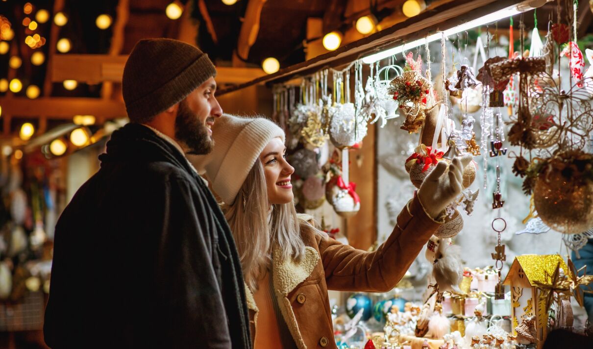 Paar am Stand auf Weihnachtsmarkt