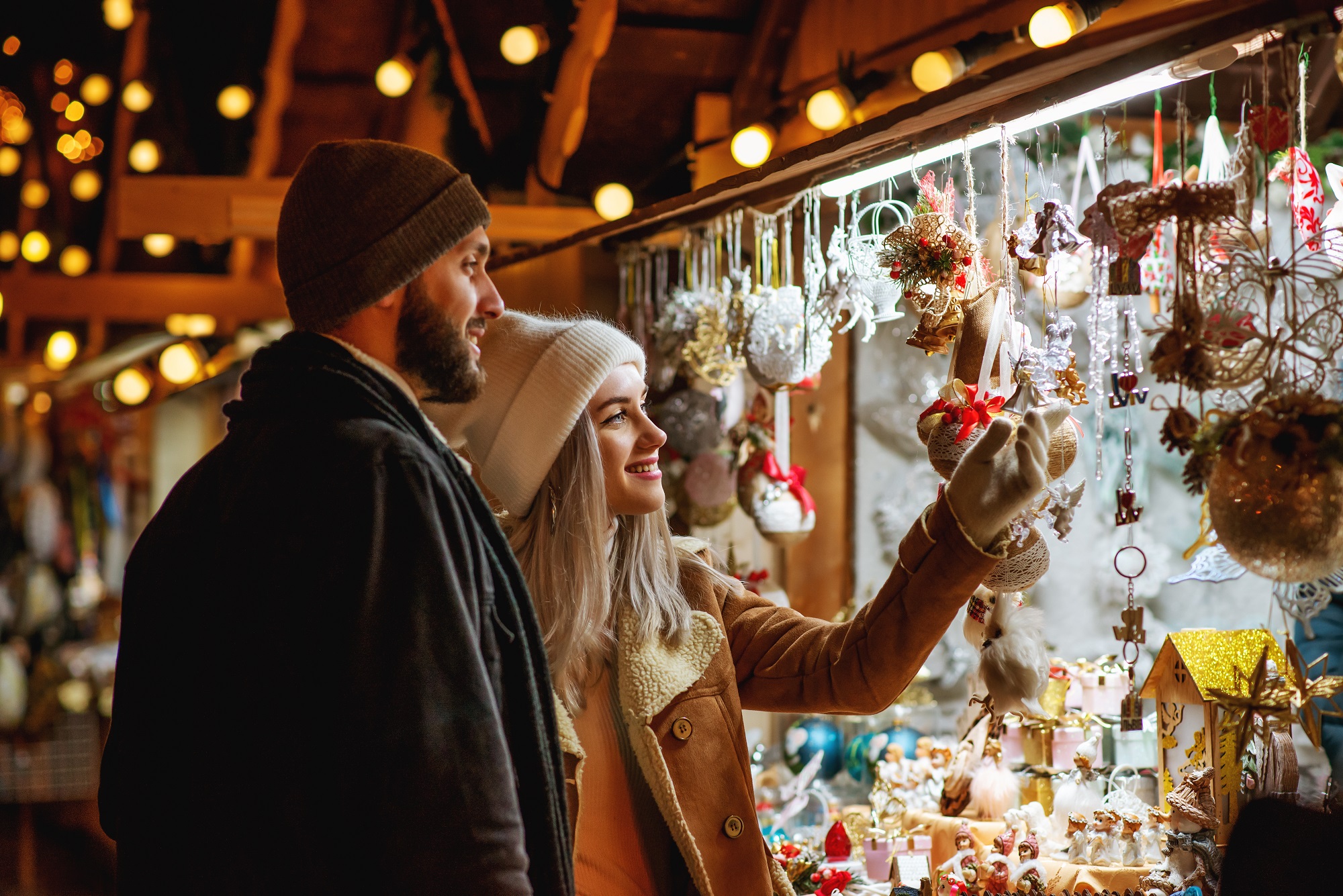 Paar am Stand auf Weihnachtsmarkt