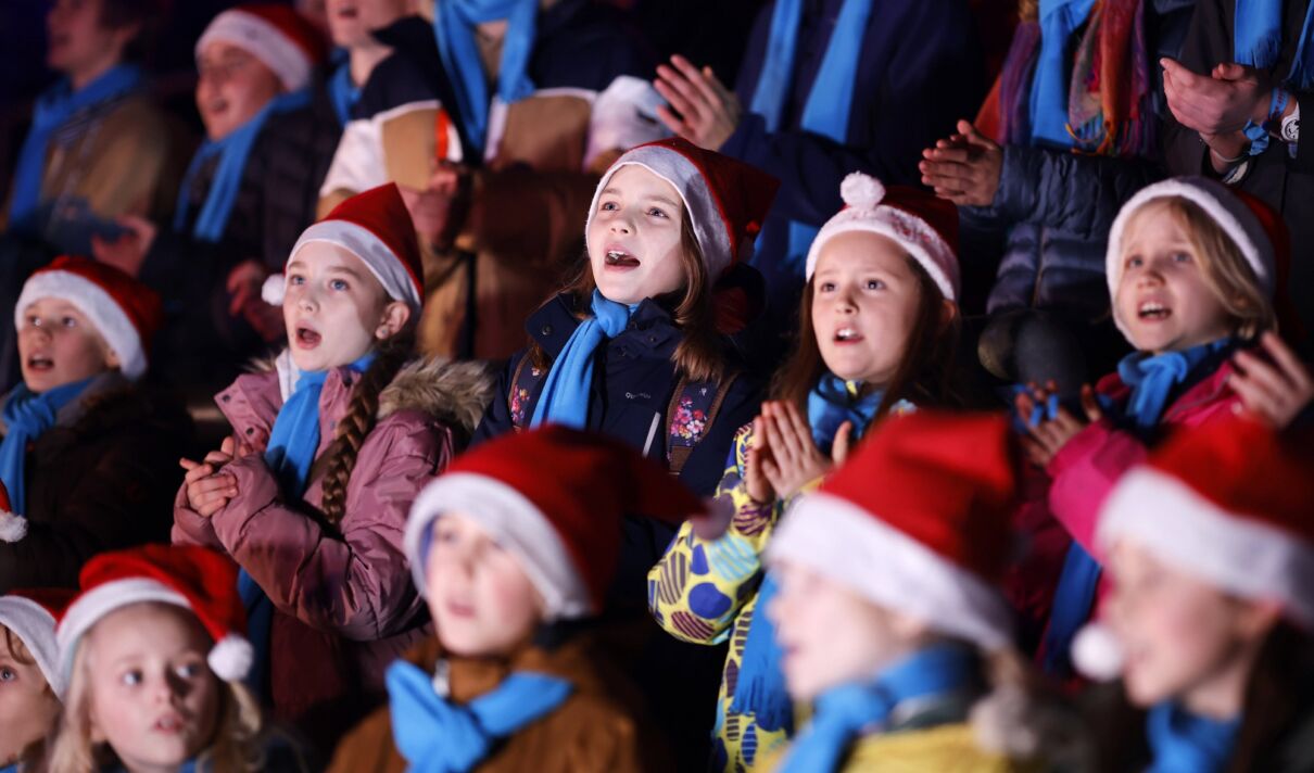 Der Kinderchor Lucky Kids bei dem Mitsing-Konzert Loss mer Weihnachtsleeder singe im RheinEnergieStadion.