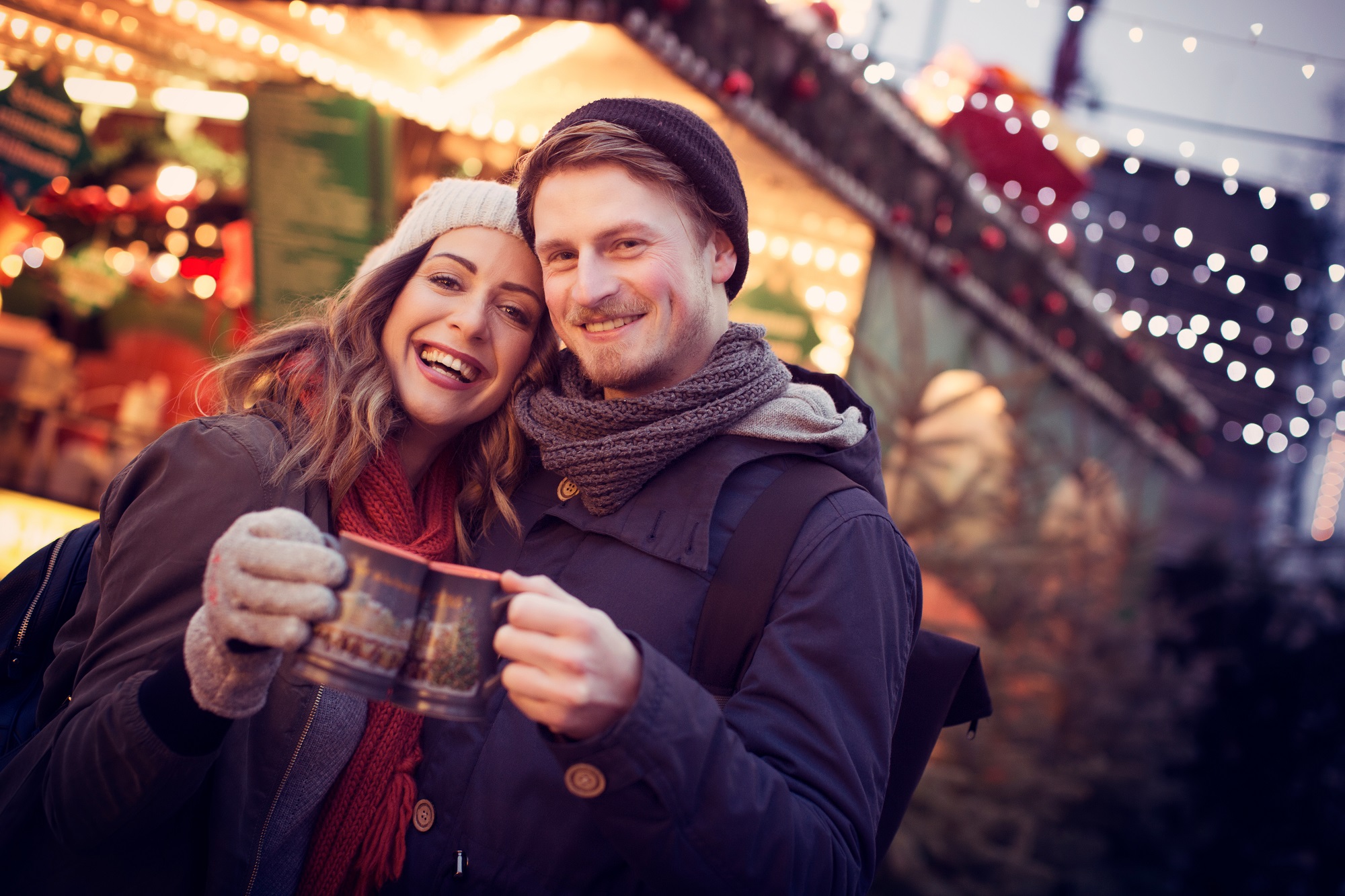 Pärchen mit Glühwein auf dem Weihnachtsmarkt