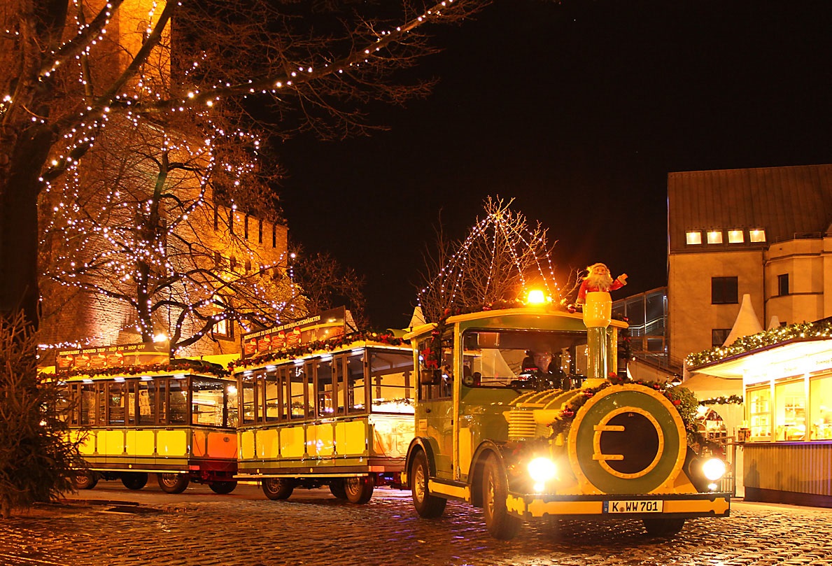 Das Foto zeigt eine Bimmelbahn in, die zwischen den Weihnachtsmärkten verklehrt.