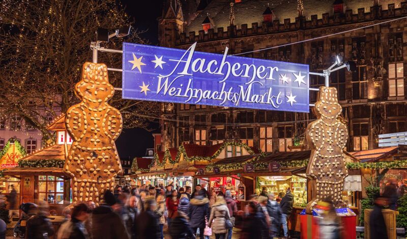 Besucher am Eingang zum Aachener Weihnachtsmarkt