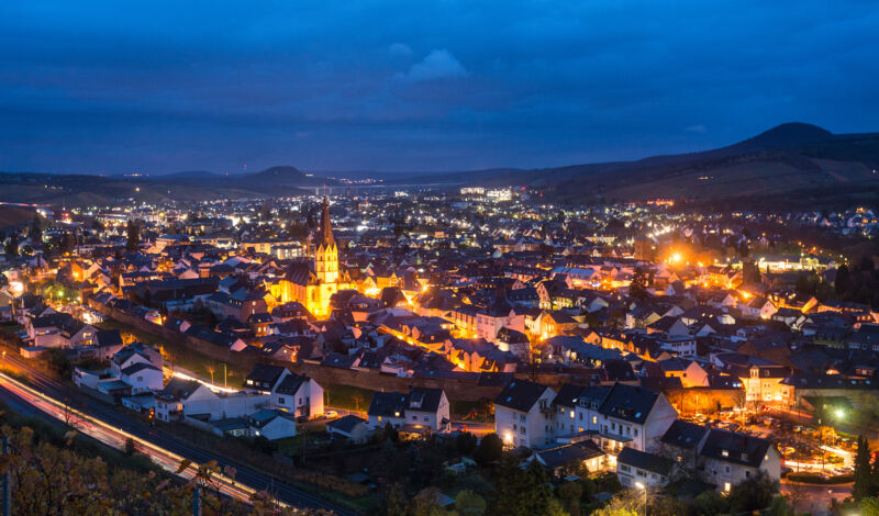 Blick auf das nächtliche und beleuchtete Bad NeuenAhr-Ahrweiler im Ahrtal.