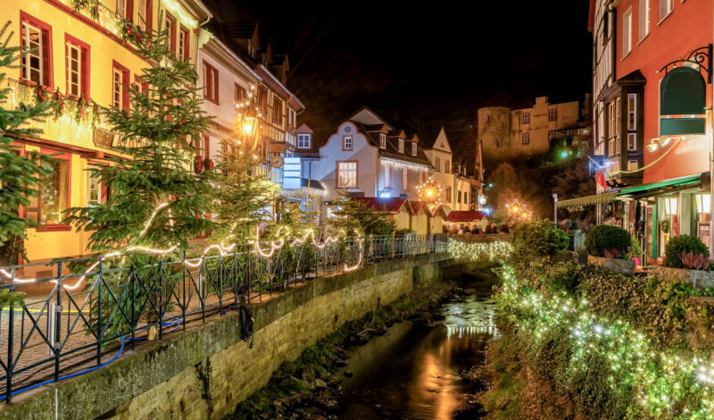 Weihnachtliches Bad Münstereifel an der alten Apotheke