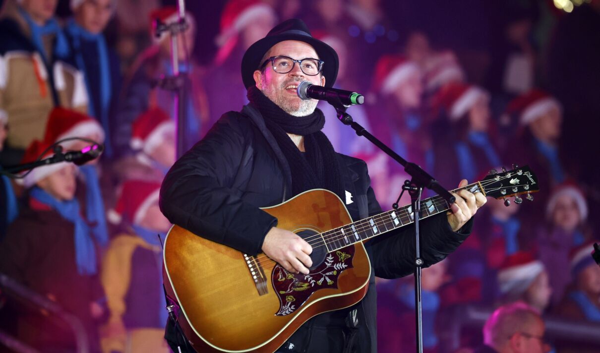 Liedermacher Björn Heuser bei dem Mitsing-Konzert Loss mer Weihnachtsleeder singe im RheinEnergieStadion.