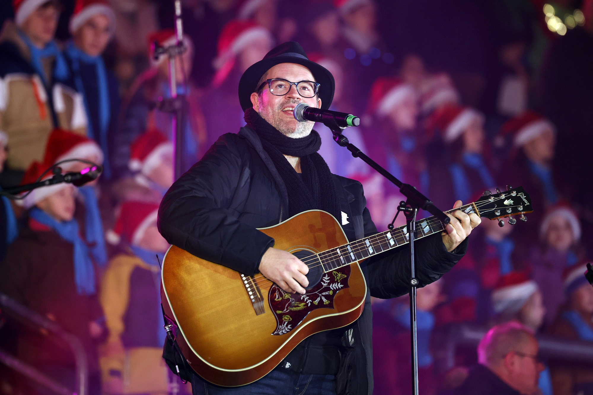 Liedermacher Björn Heuser bei dem Mitsing-Konzert Loss mer Weihnachtsleeder singe im RheinEnergieStadion.