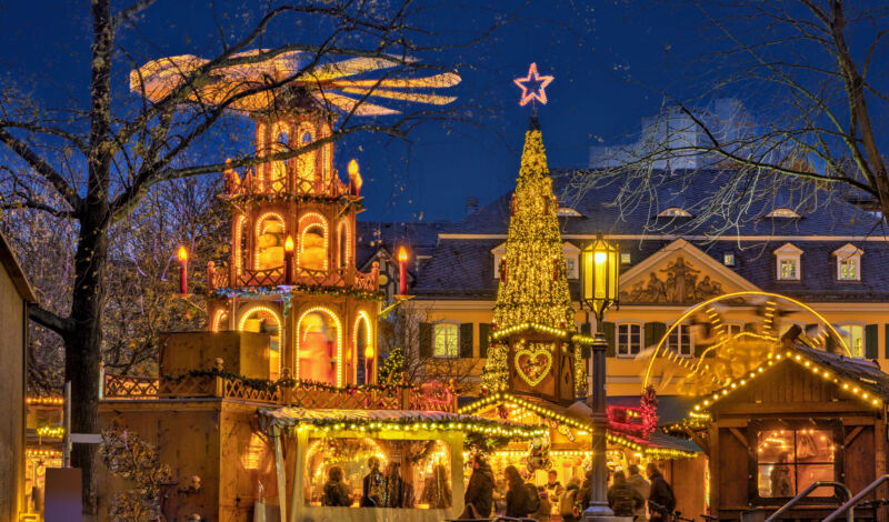 Beleuchtete Buden am Abend auf dem Bonner Weihnachtsmarkt