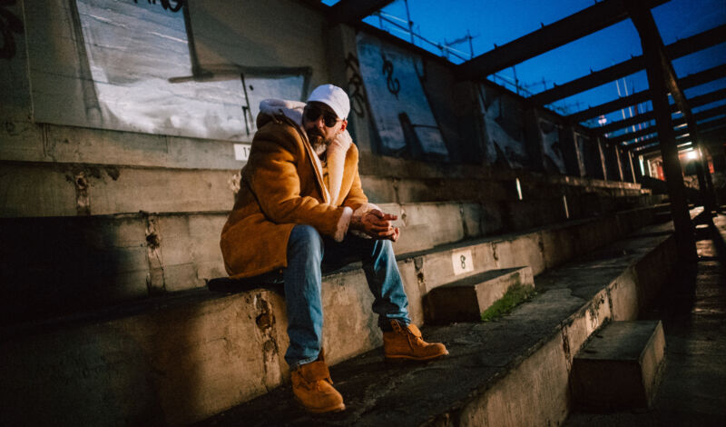Rapper Sido sitzt auf einer Treppe