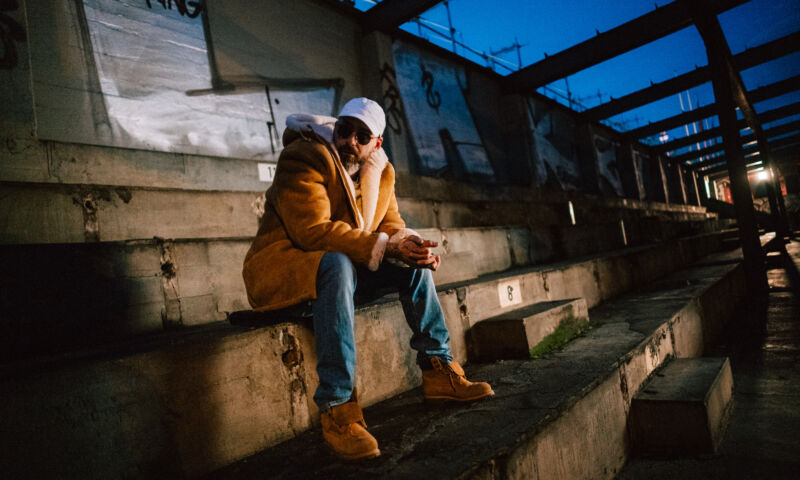 Rapper Sido sitzt auf einer Treppe