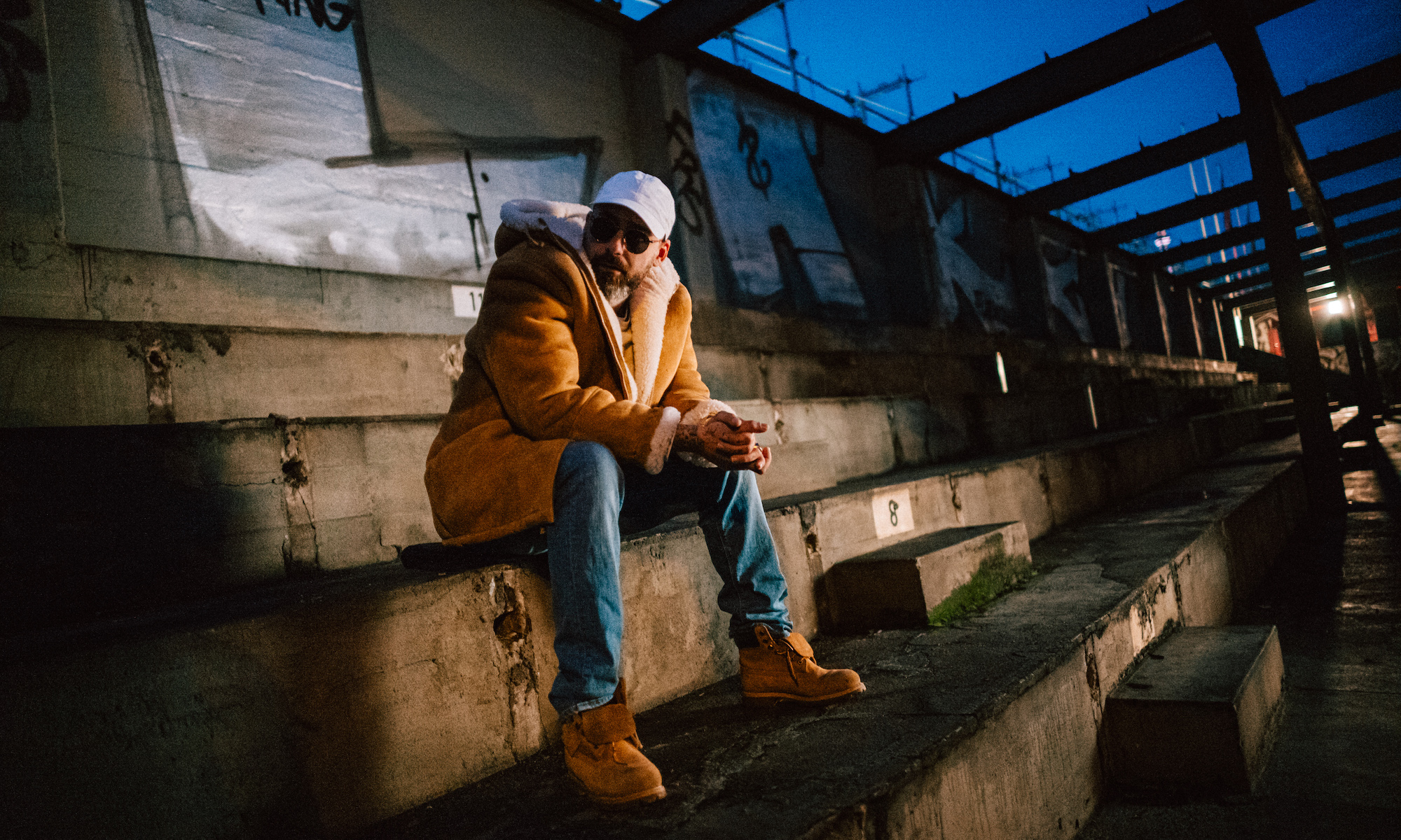 Rapper Sido sitzt auf einer Treppe
