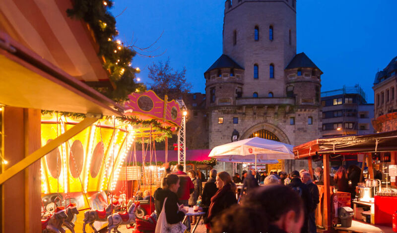 Das Bild zeigt den Weihnachtsmarkt auf dem Chlodwigplatz in Köln