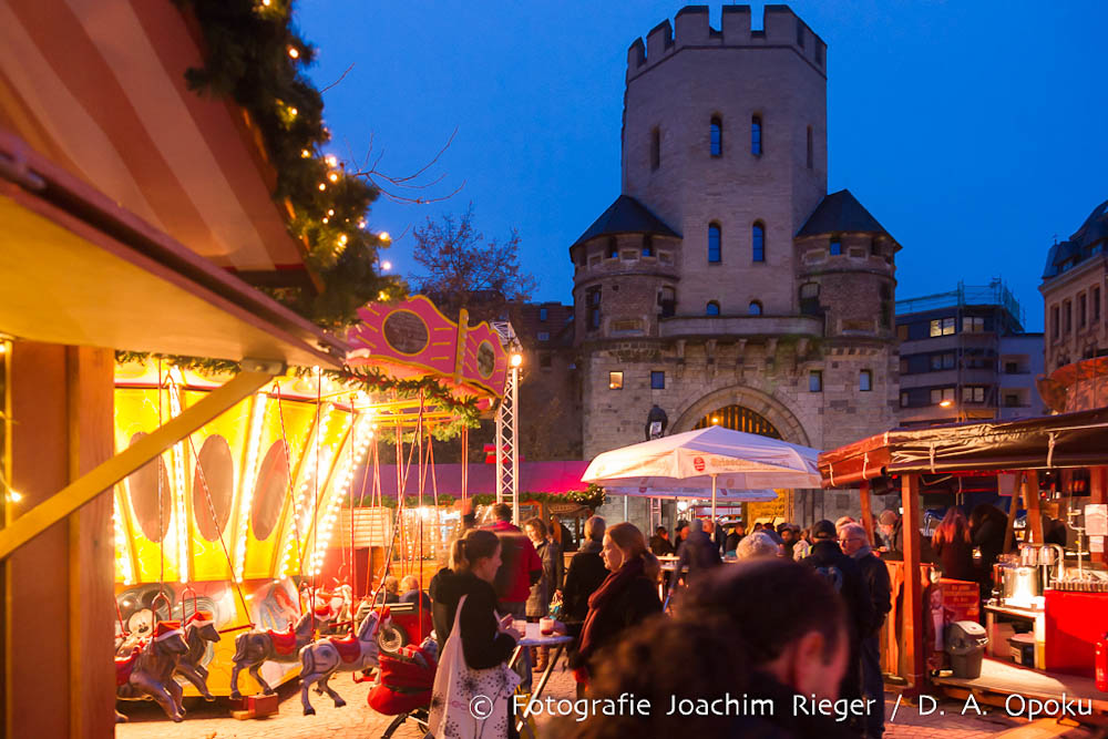 Das Bild zeigt den Weihnachtsmarkt auf dem Chlodwigplatz in Köln