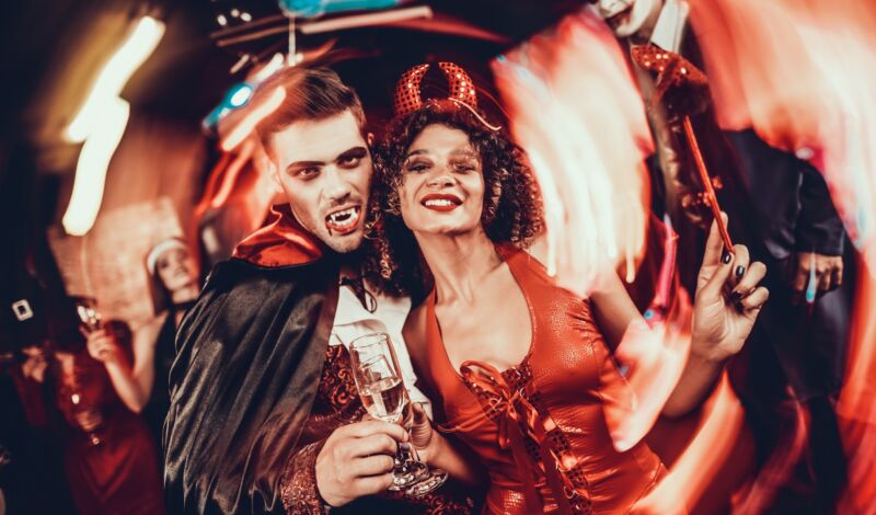 Mann und Frau feiern auf Halloweenparty