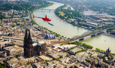Helikopter-Rundflug über dem Kölner Dom