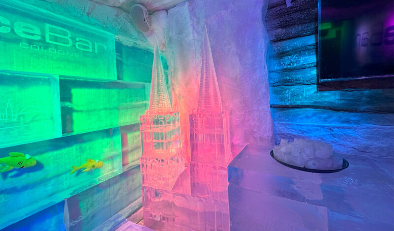 Kölner Dom als Skulptur aus Eis in der Icebar