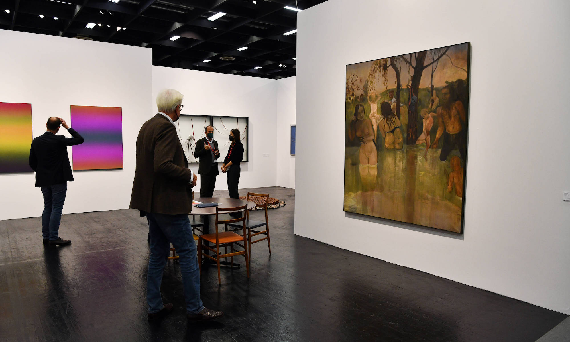 Besucher der Kölner Kunstmesse Art Cologne schauen sich Kunstwerke an