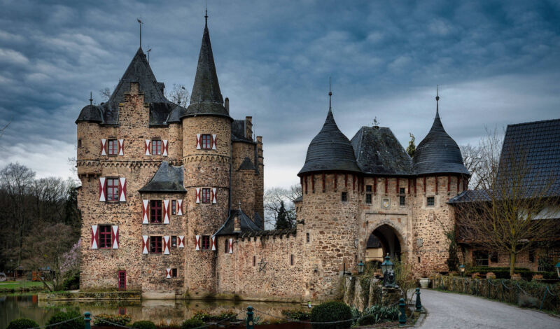 Herbstliche Frontansicht der mittelalterlichen Wasserburg Satzvey