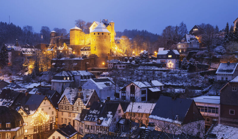 Blick auf das abendliche Monschau mit beleuchteter Burg