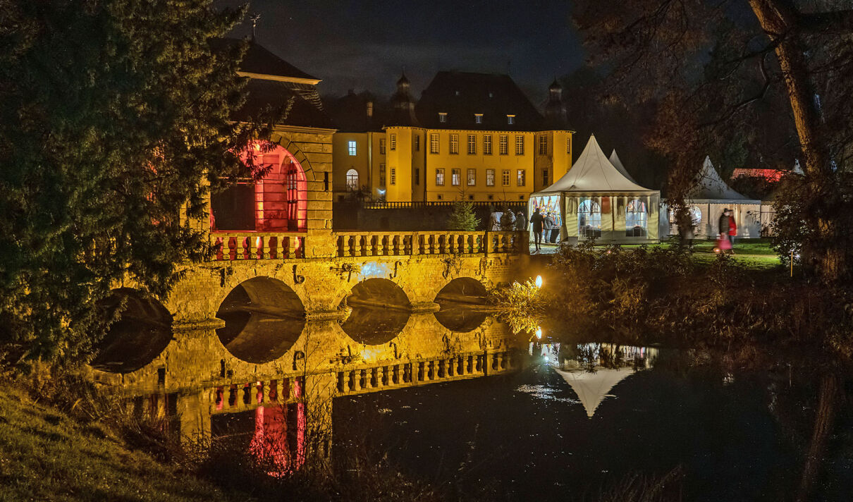 Weihnachtsmarkt auf Schloss Dyck am Abend