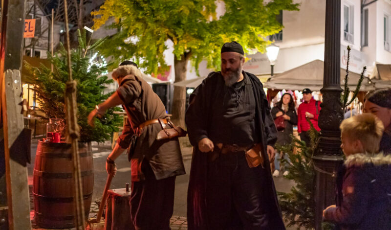 Handwerker auf dem mittelalterlichen Weihnachtsmarkt in Siegburg in den Abendstunden