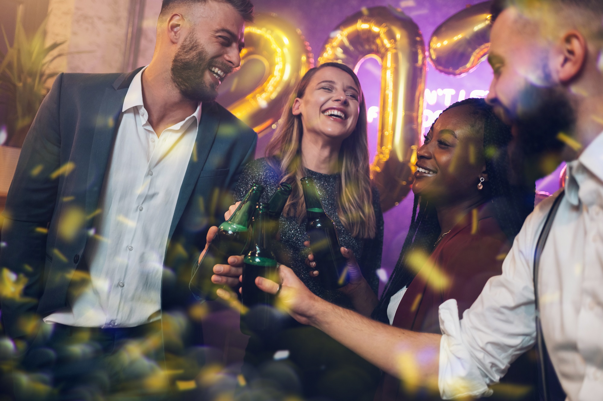 Freunde feiern Silvester auf Party