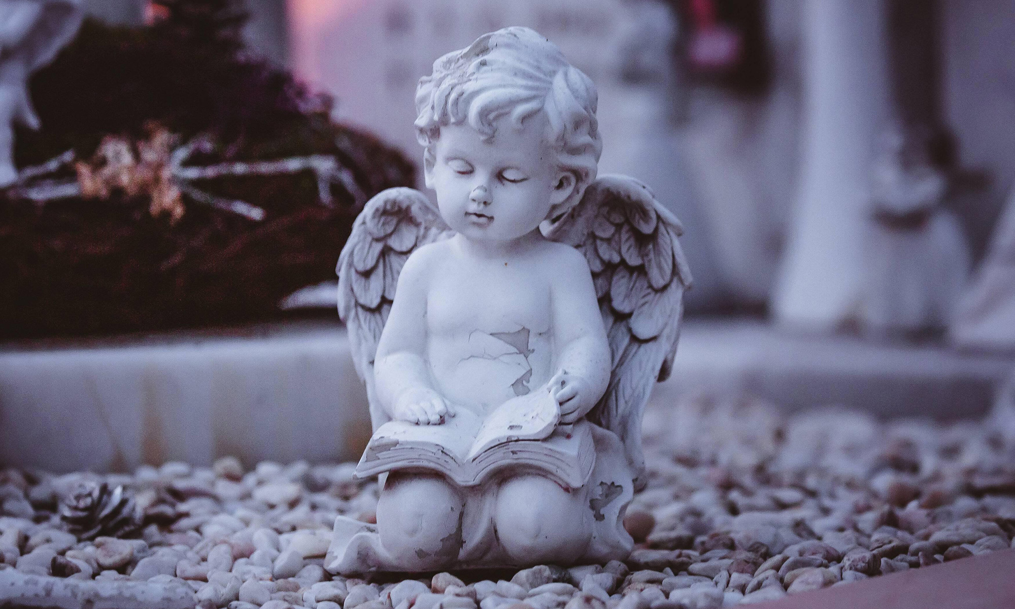 Ein steinerner Engel auf einem Friedhof