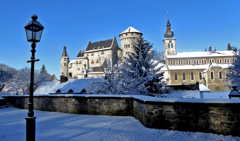 Blick auf die von Schnee bedeckte Burg in Stolberg im Winter