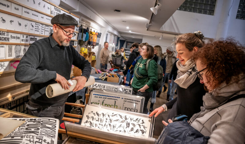 Händler und Kunden auf dem Super-Weihnachtsmarkt